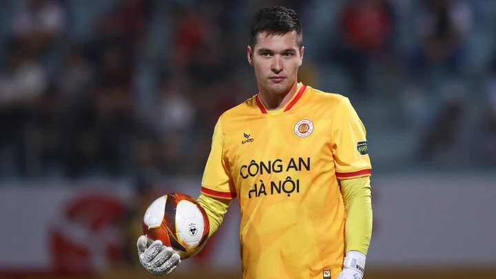 bao-trung-quoc-loan-tin-la-hlv-troussier-muon-nhap-tich-20-cau-thu-cho-tuyen-viet-nam